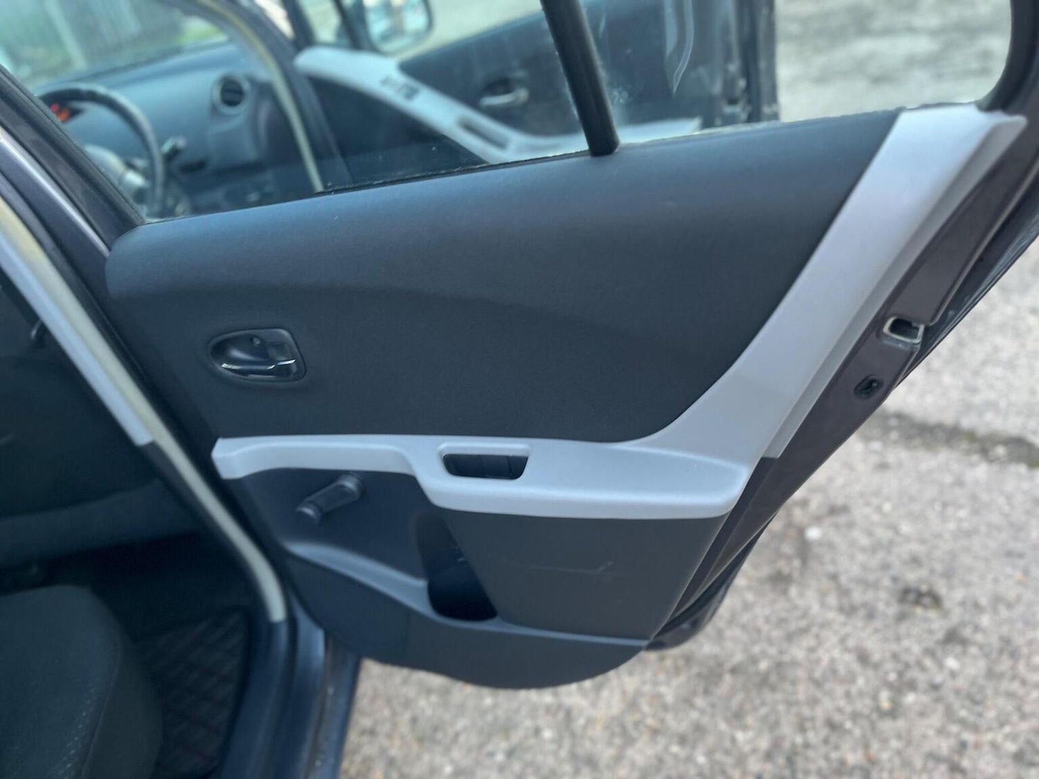 Used Toyota Yaris 2010 for sale - 76897013: Photo 32