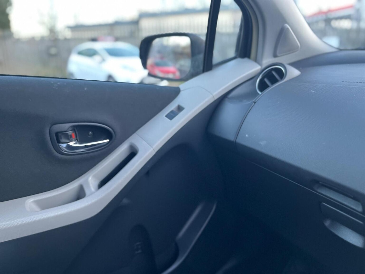 Used Toyota Yaris 2010 for sale - 76897013: Photo 38