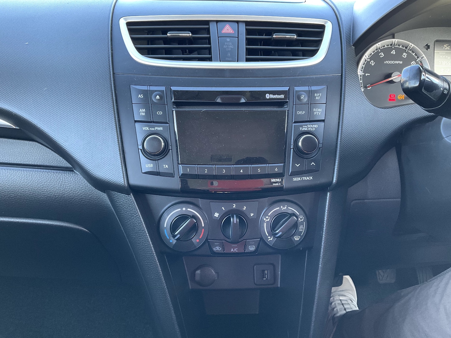 Used Suzuki Swift 2013 for sale - 76597871: Photo 2