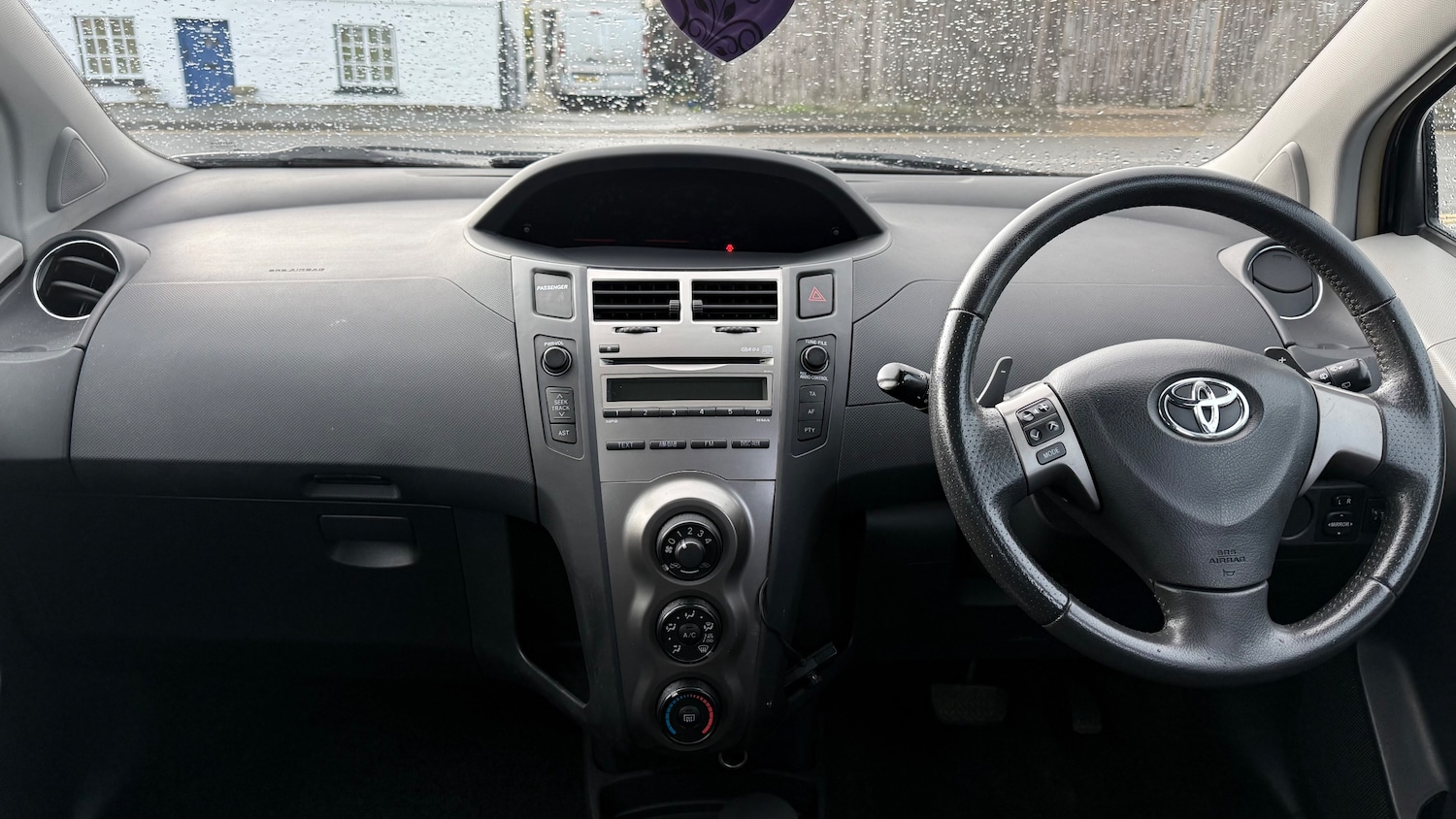 Used Toyota Yaris 2010 for sale - 77570927: Photo 4