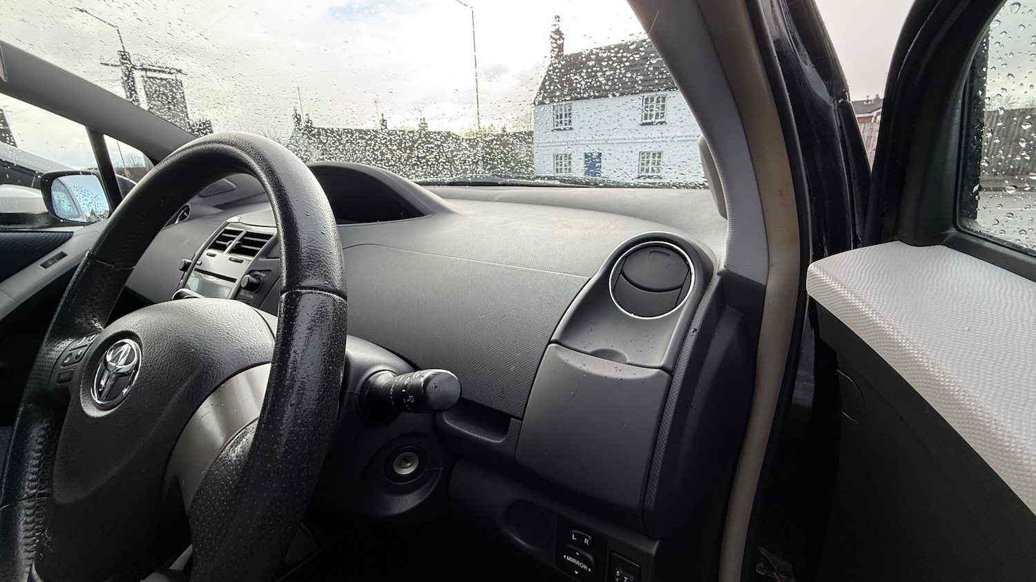 Used Toyota Yaris 2010 for sale - 77570927: Photo 8