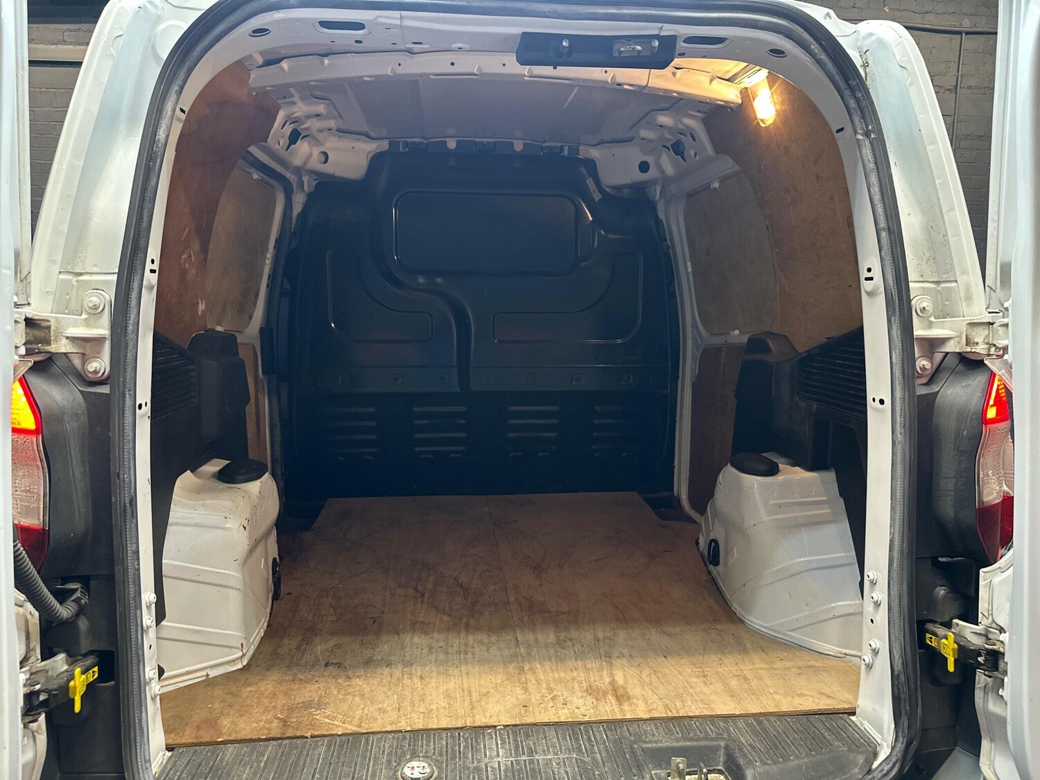 Used Ford Transit Courier 2016 for sale - 76326795: Photo 28