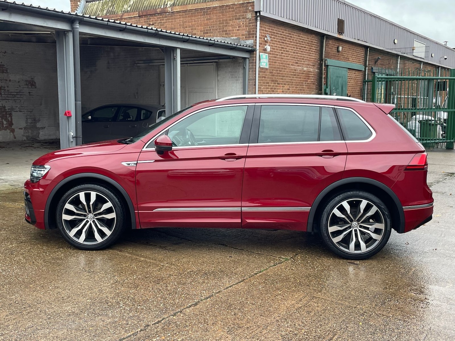Used Volkswagen Tiguan 2018 for sale - 76543135: Photo 37