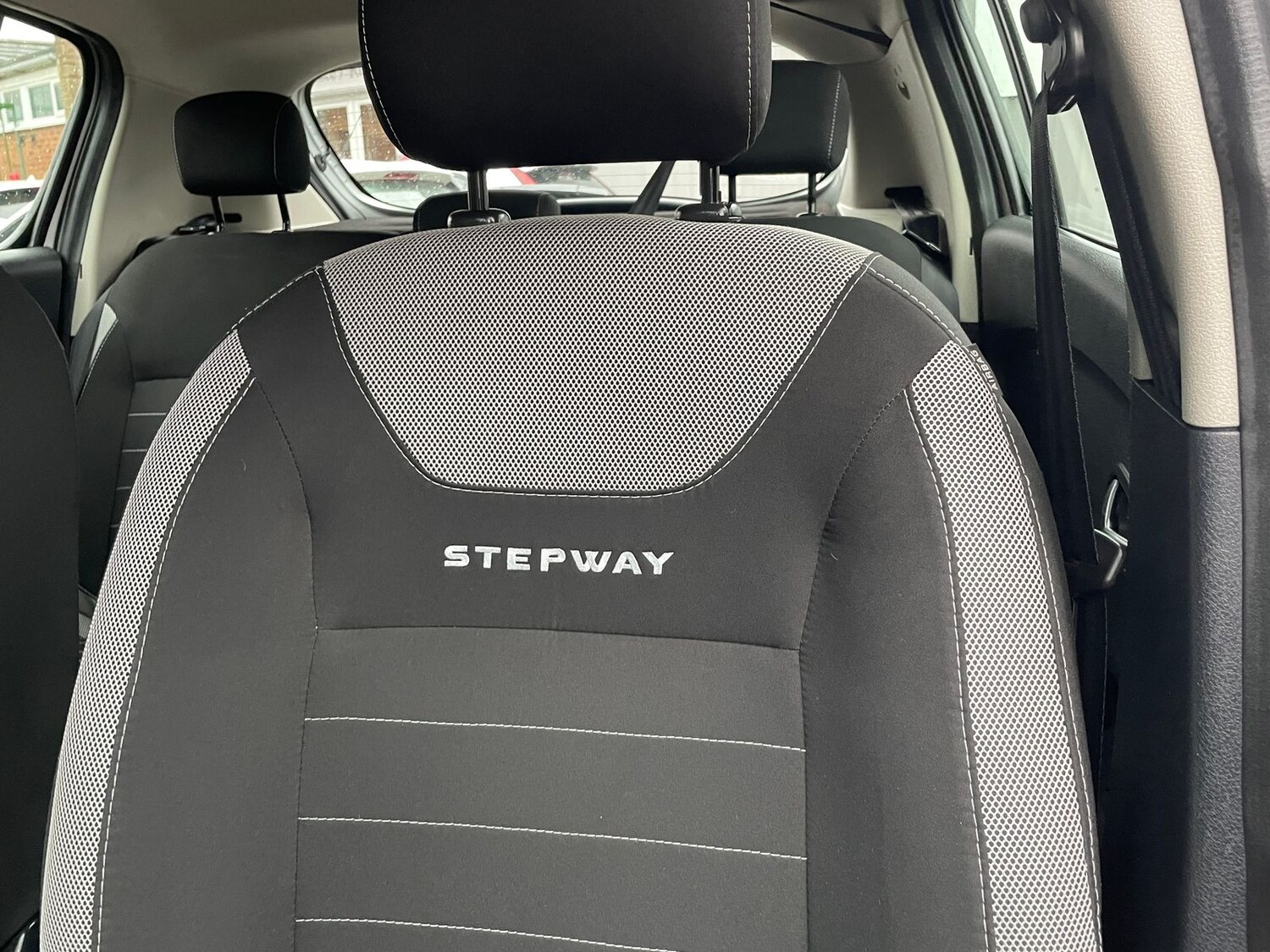 Used Dacia Sandero Stepway 2017 for sale - 77539968: Photo 12