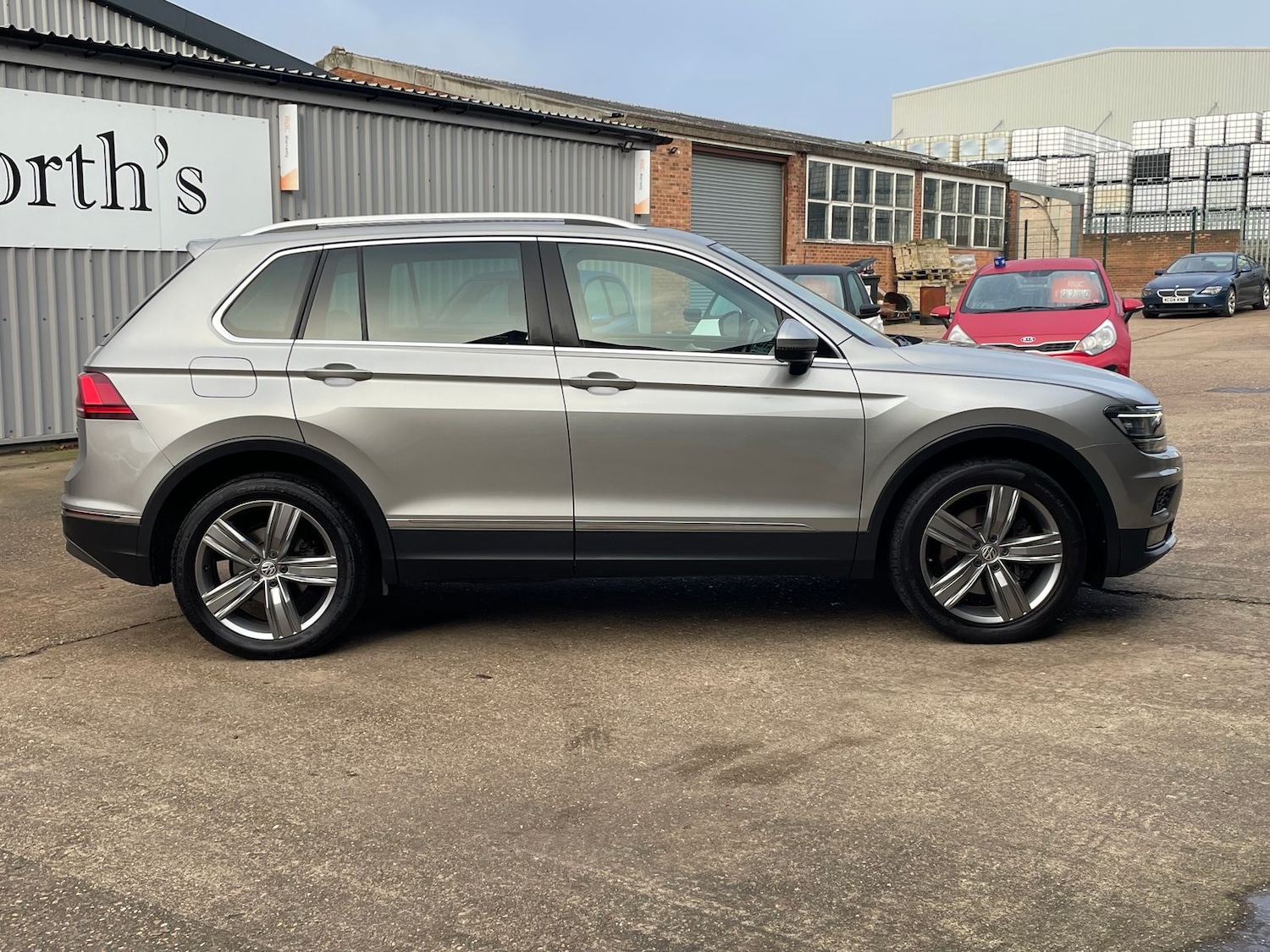 Used Volkswagen Tiguan 2017 for sale - 76514690: Photo 4