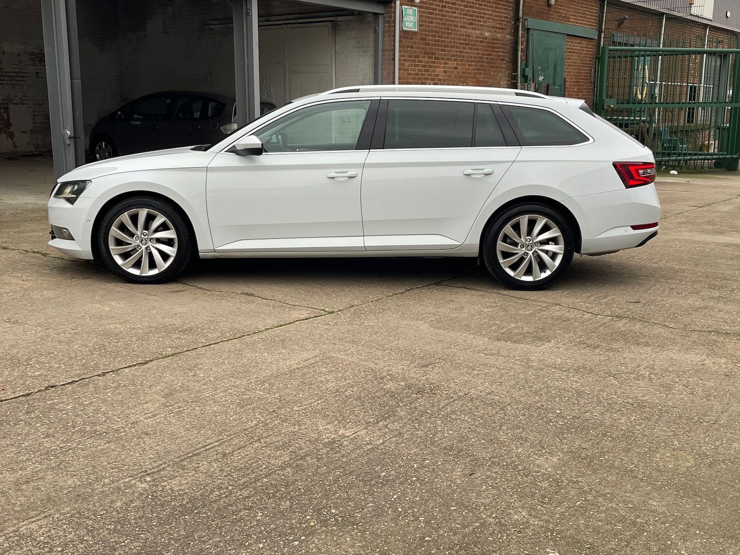 Used Skoda Superb 2017 for sale - 77031646: Photo 32