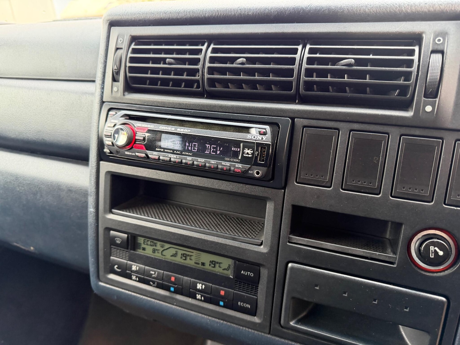 Used Volkswagen Caravelle 2002 for sale - 76824879: Photo 12