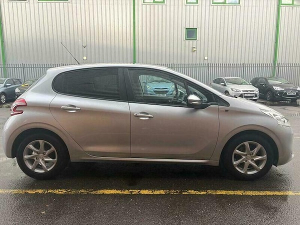 Used Peugeot 208 2015 for sale - 76259980: Photo 2