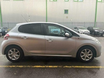 Used Peugeot 208 2015 for sale - 76259980: Photo 2