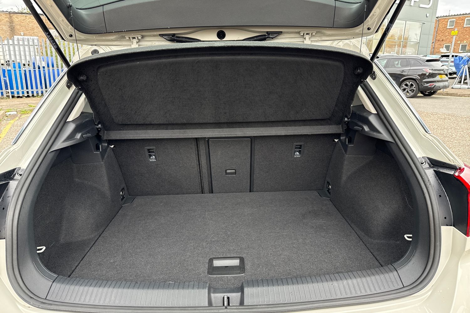 Used Volkswagen T-Roc 2023 for sale - 76361873: Photo 24