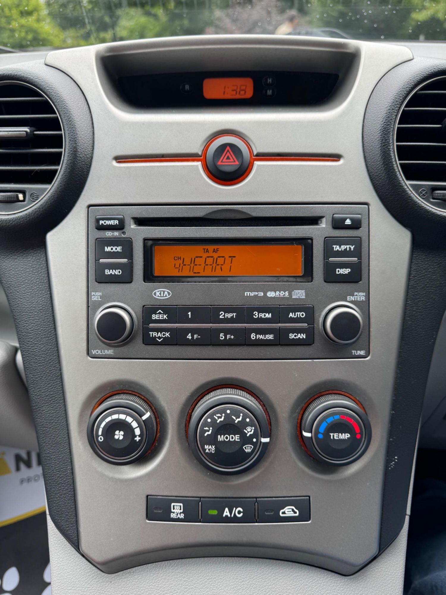 Used Kia Carens for sale - 76440300: Photo 18