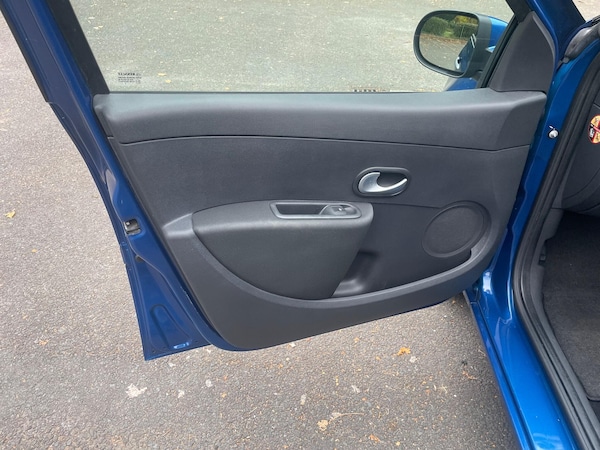 Used Renault Clio 2011 for sale - 76317852: Photo 24