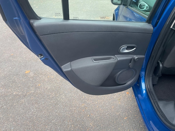 Used Renault Clio 2011 for sale - 76317852: Photo 25