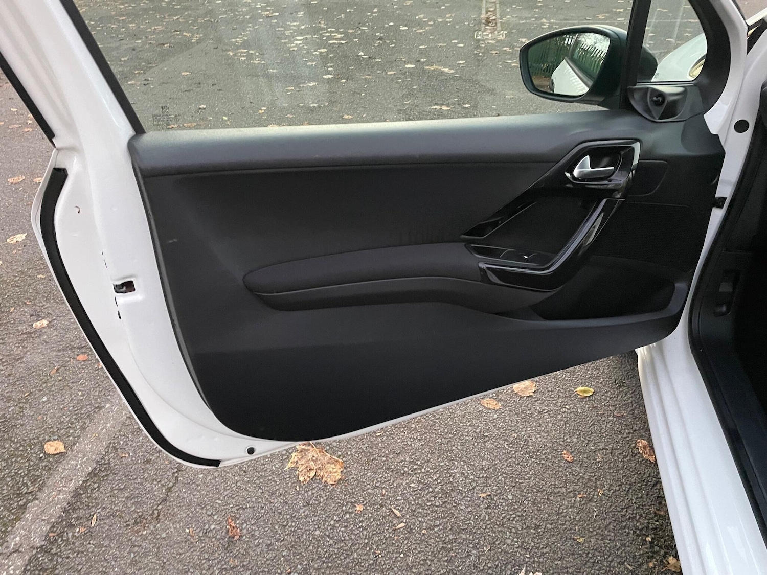 Used Peugeot 208 2014 for sale - 76597013: Photo 23