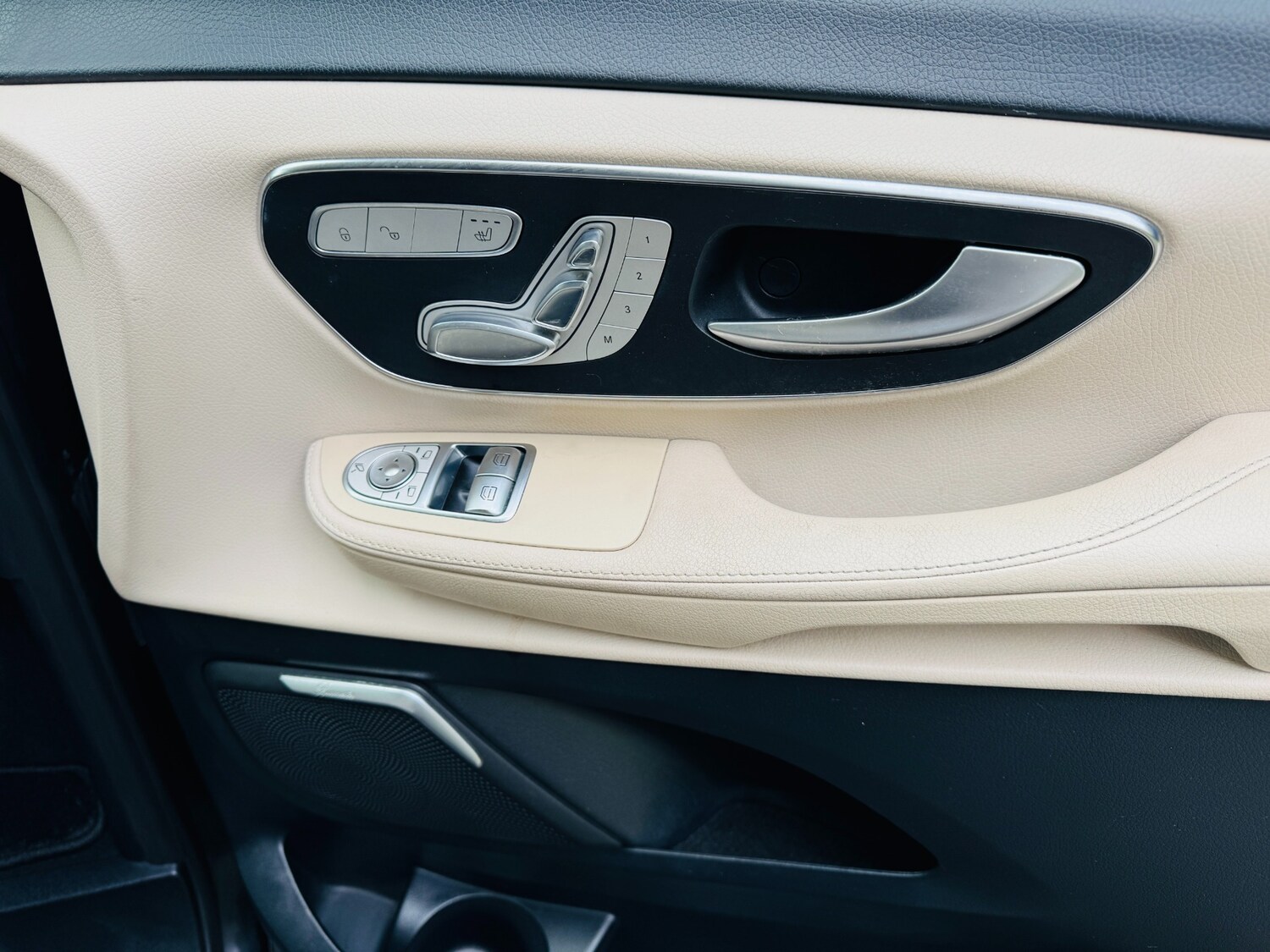 Used Mercedes-Benz V-Class 2018 for sale - 77932901: Photo 12