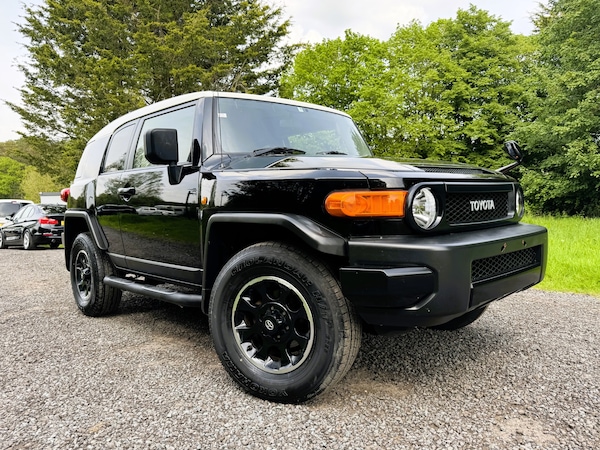Used Toyota FJ Cruiser for sale - 74050134: Photo 1