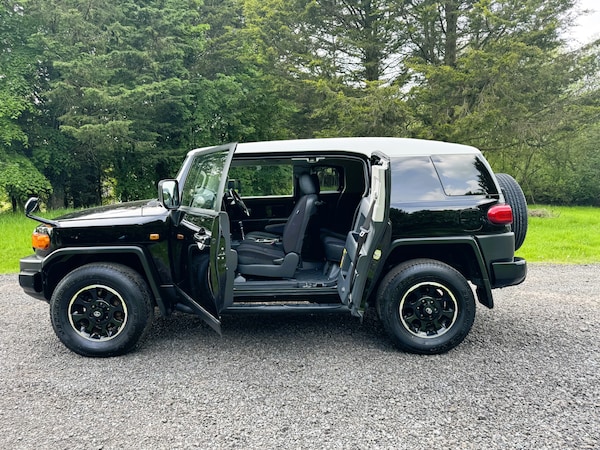 Used Toyota FJ Cruiser for sale - 74050134: Photo 4