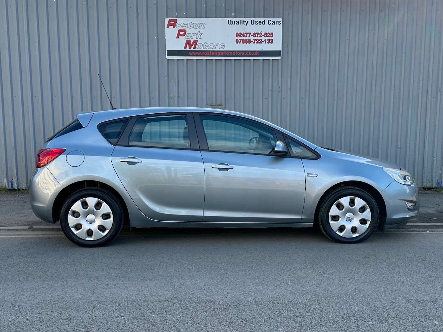 Used Vauxhall Astra 2010 for sale - 77892047: Photo 2