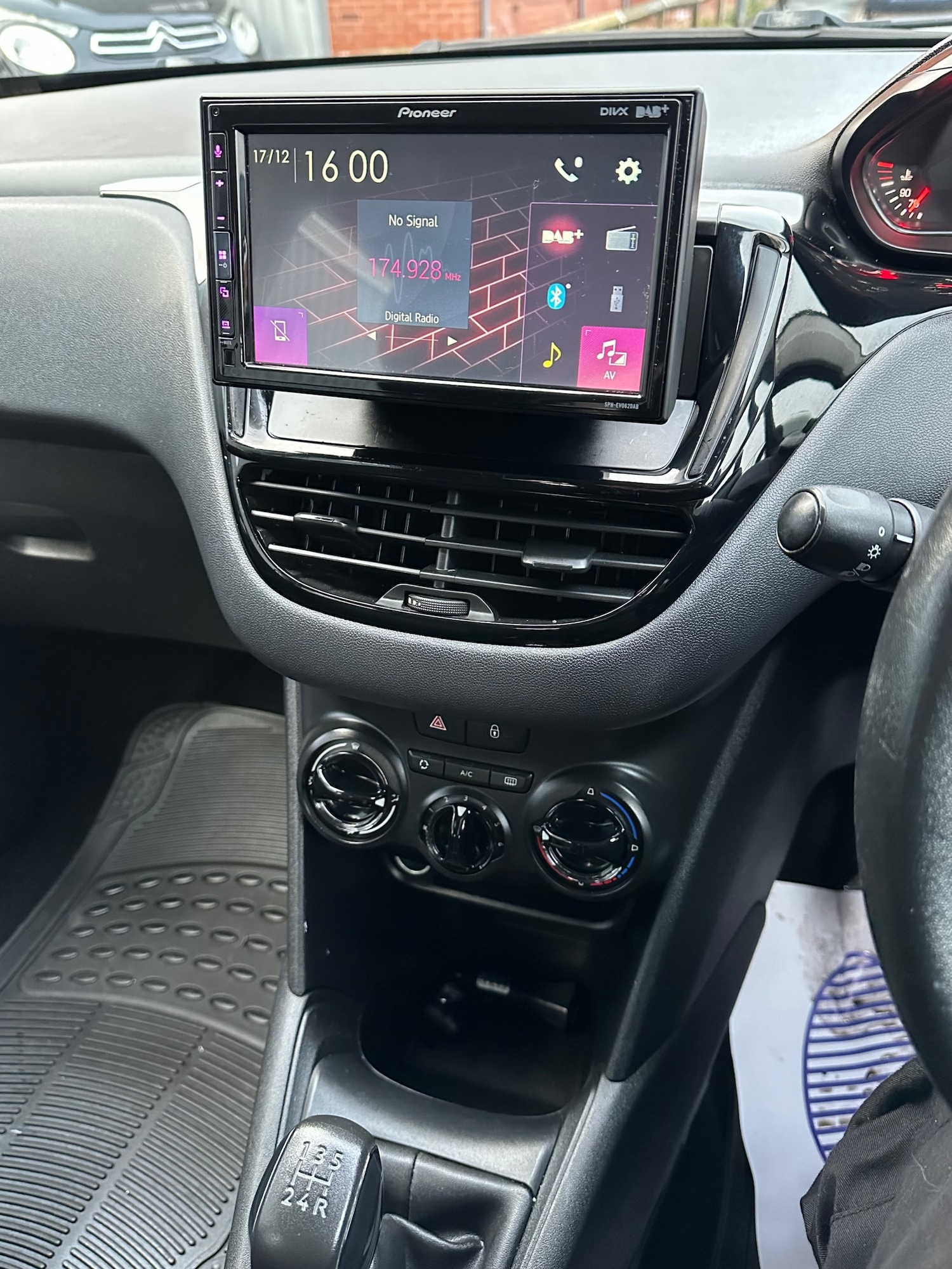 Used Peugeot 208 2013 for sale - 76941149: Photo 14