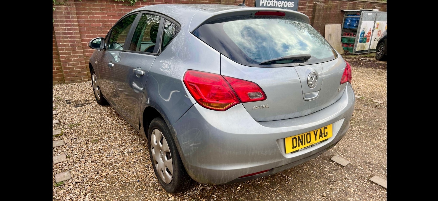 Used Vauxhall Astra 2010 for sale - 74171865: Photo 2