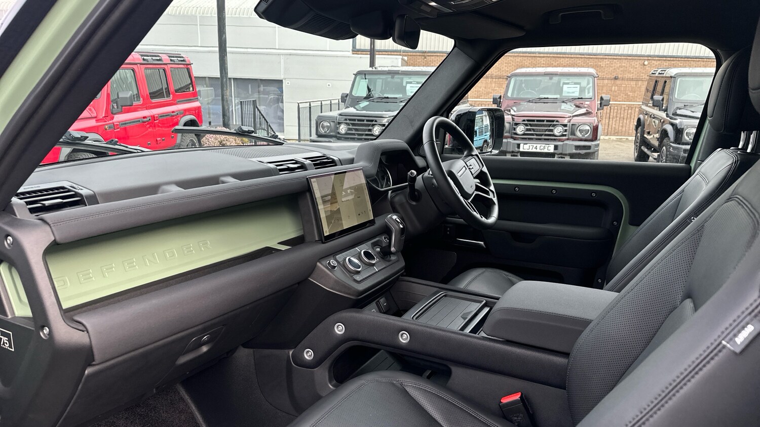 Used Land Rover Defender 2023 for sale - 77643505: Photo 12