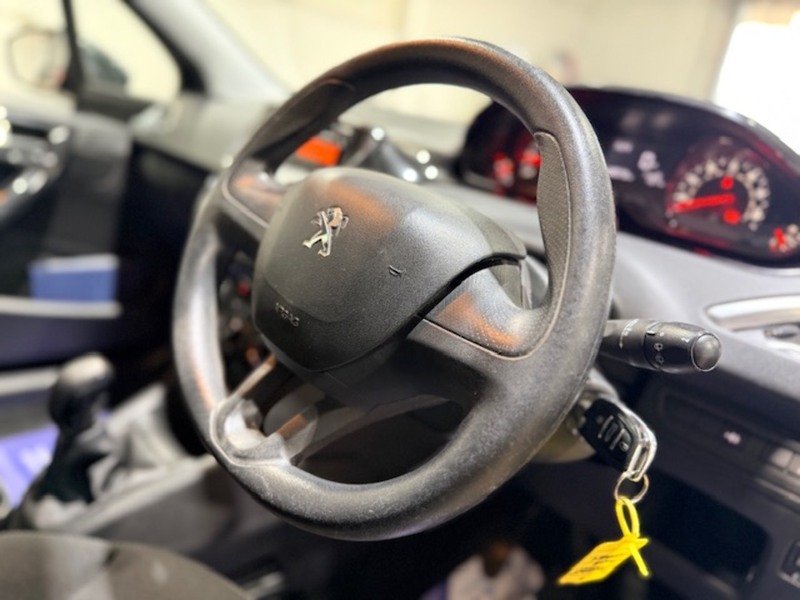 Used Peugeot 208 2014 for sale - 77850869: Photo 14