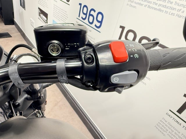 Triumph BONNEVILLE BOBBER BLACK