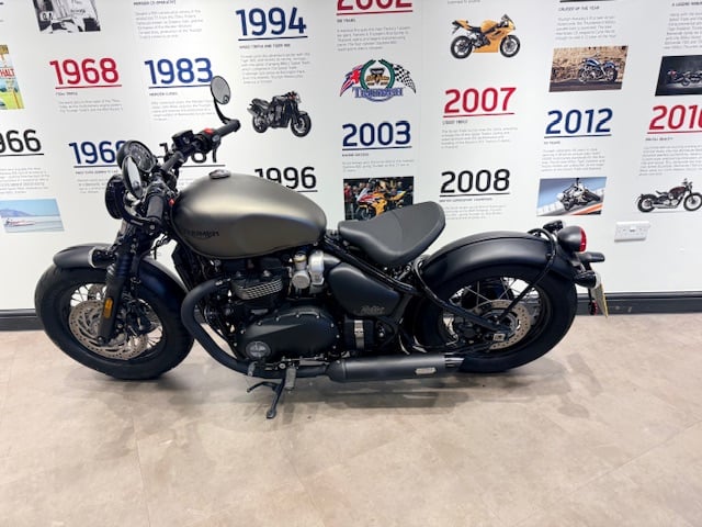 Triumph BONNEVILLE BOBBER BLACK