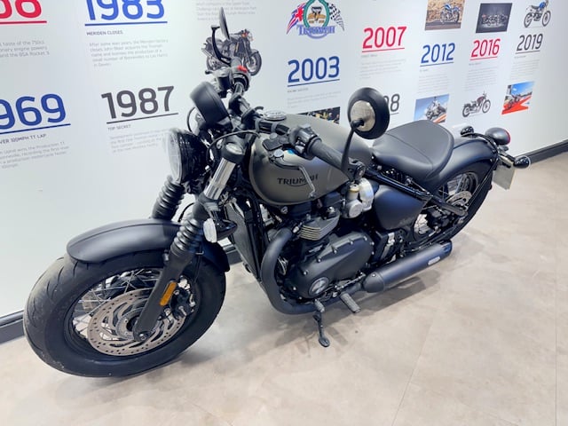 Triumph BONNEVILLE BOBBER BLACK