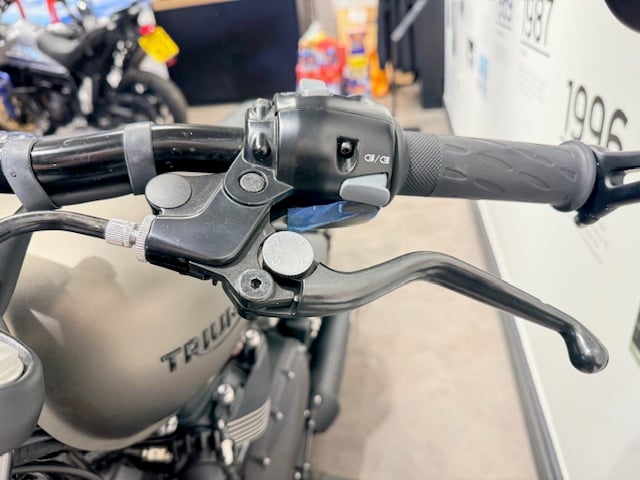 Triumph BONNEVILLE BOBBER BLACK