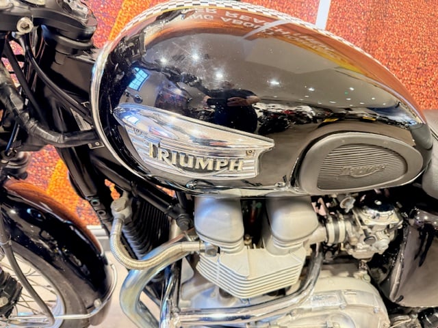 Triumph BONNEVILLE T100