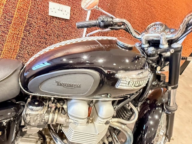 Triumph BONNEVILLE T100