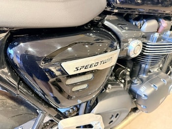 Used Triumph SPEED TWIN 1200 2022 for sale - bike-78782229: Photo