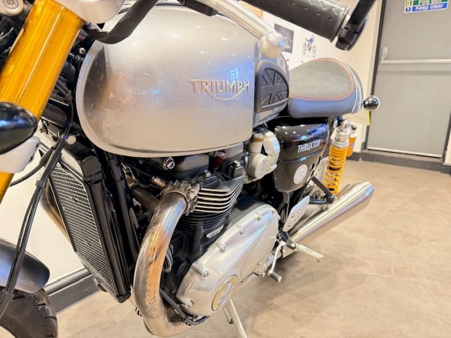 Triumph THRUXTON R