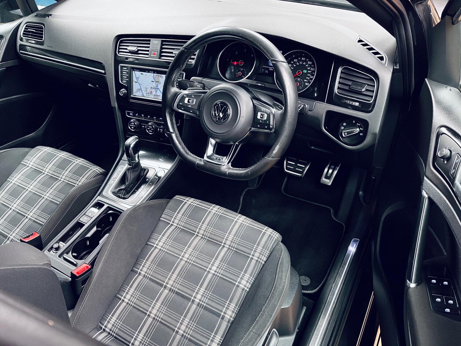 Used Volkswagen Golf 2016 for sale - 77723818: Photo 32