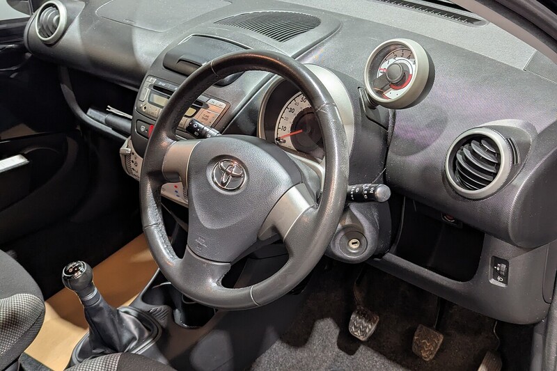 Used Toyota AYGO 2013 for sale - 76740864: Photo 2