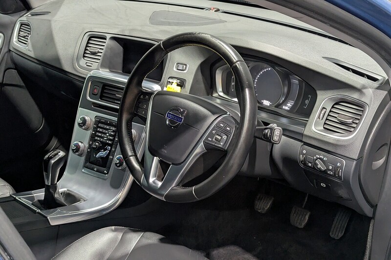 Used Volvo V60 2017 for sale - 77850941: Photo 2