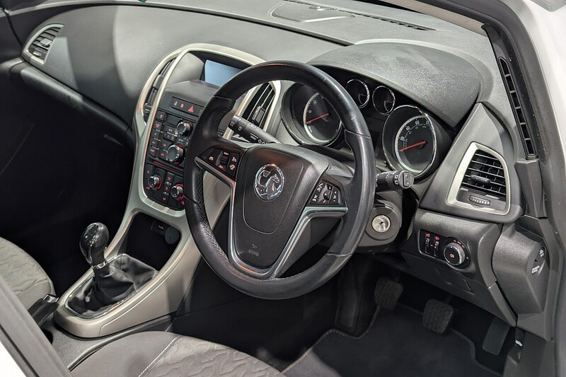 Used Vauxhall Astra 2013 for sale - 77906001: Photo 2