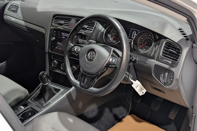 Used Volkswagen Golf 2017 for sale - 76651015: Photo 2