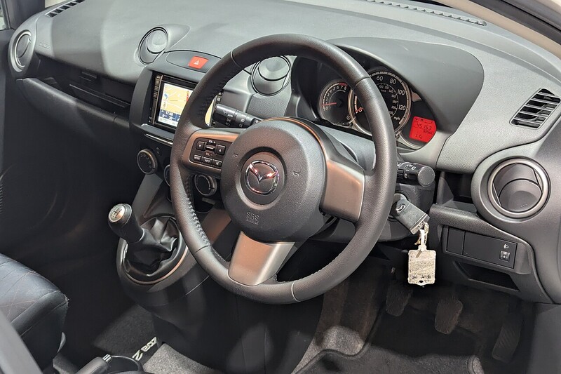 Used Mazda Mazda2 2013 for sale - 76740863: Photo 2