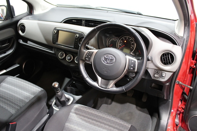 Used Toyota Yaris 2016 for sale - 76626836: Photo 2