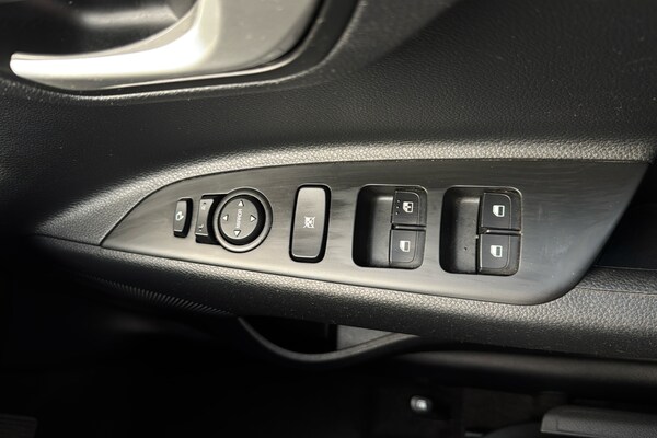 Used Kia Stonic 2023 for sale - 76177314: Photo 31