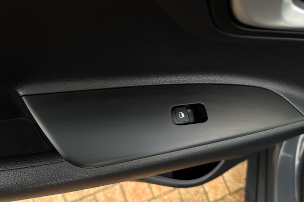 Used Kia Stonic 2023 for sale - 76177314: Photo 32