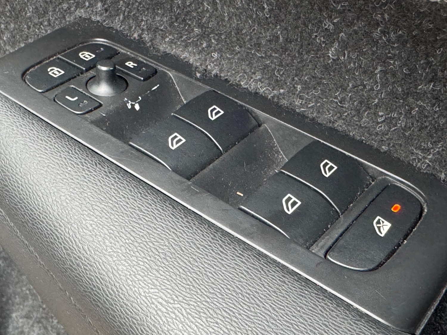 Used Volvo XC40 for sale - 76995631: Photo 31