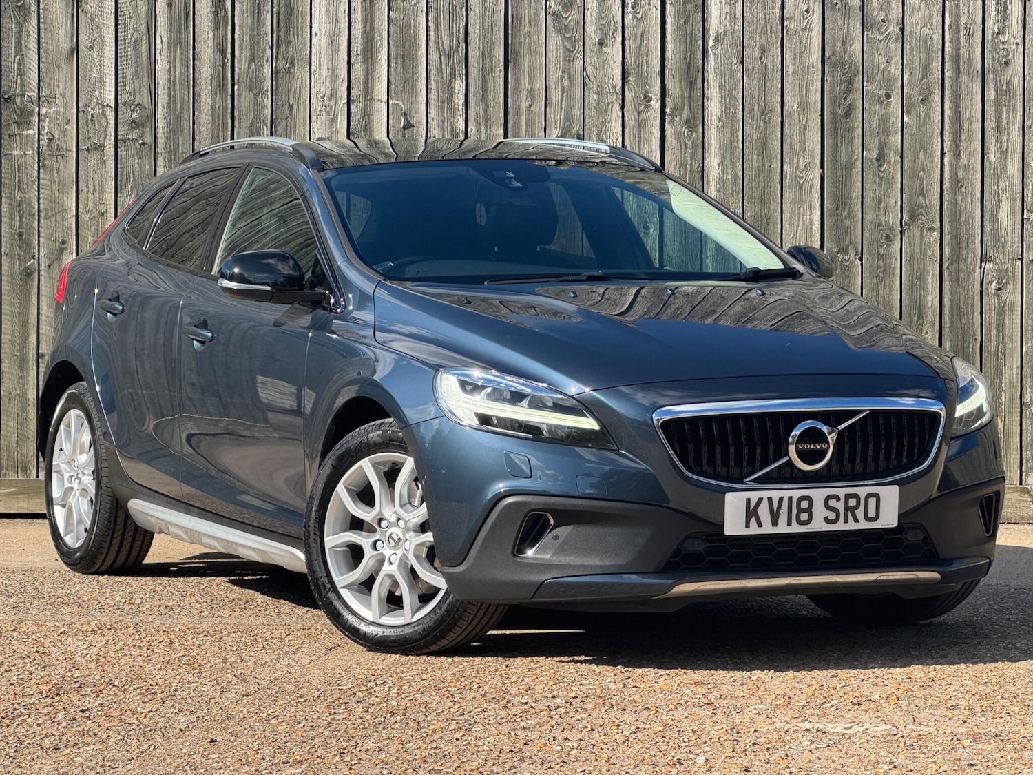 Used Volvo V40 Cross Country 2018 for sale - 76122187: Photo 1