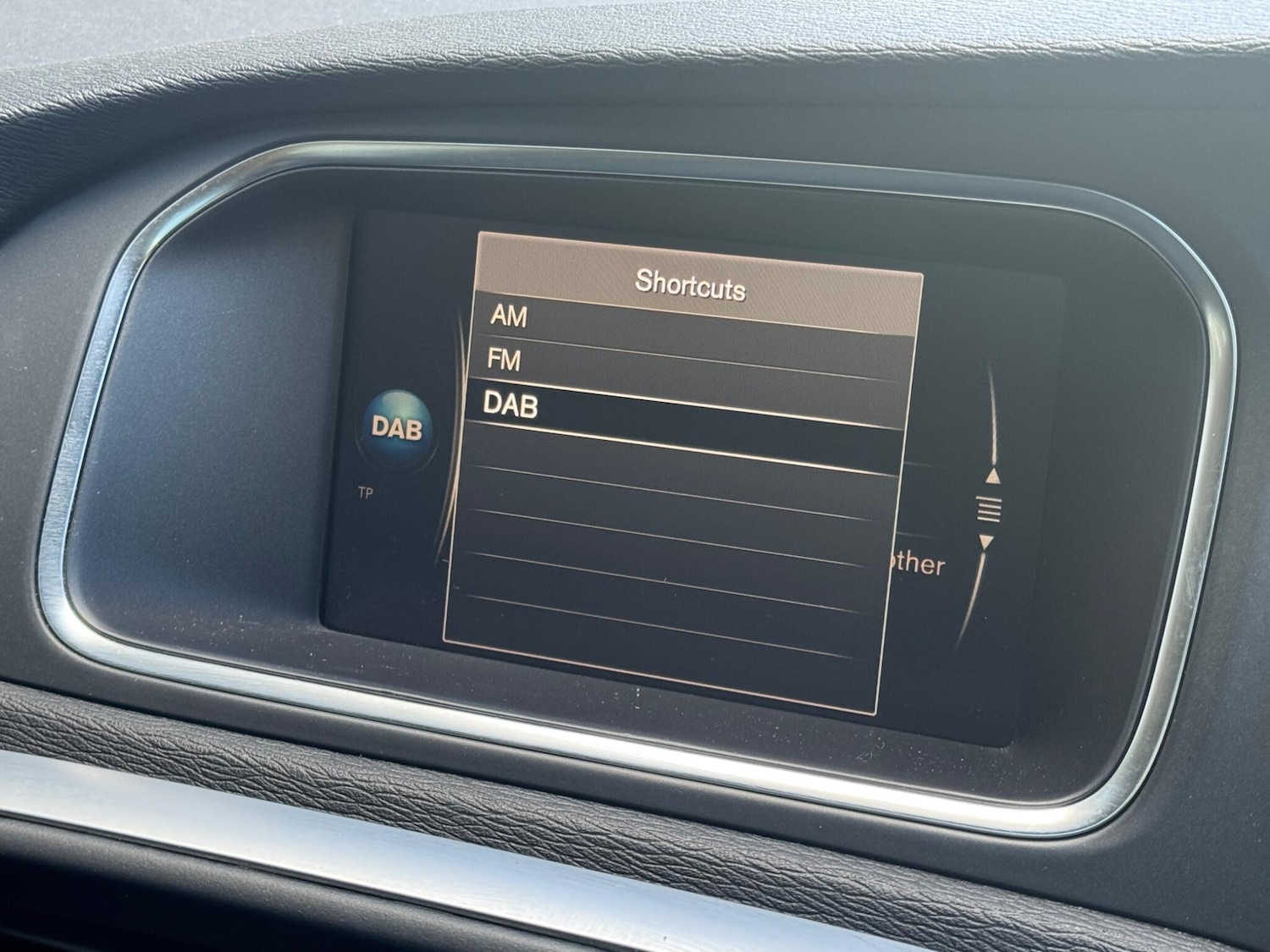 Used Volvo V40 Cross Country 2018 for sale - 76122187: Photo 32