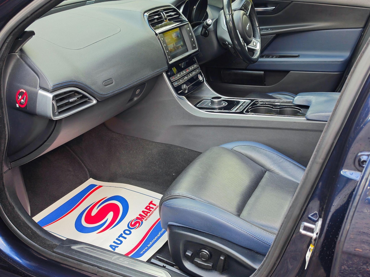 Used Jaguar XE 2016 for sale - 76432894: Photo 2