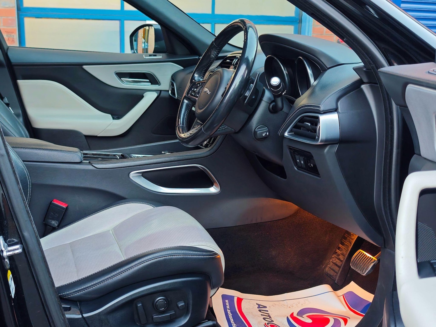 Used Jaguar F-Pace 2017 for sale - 77924776: Photo 2