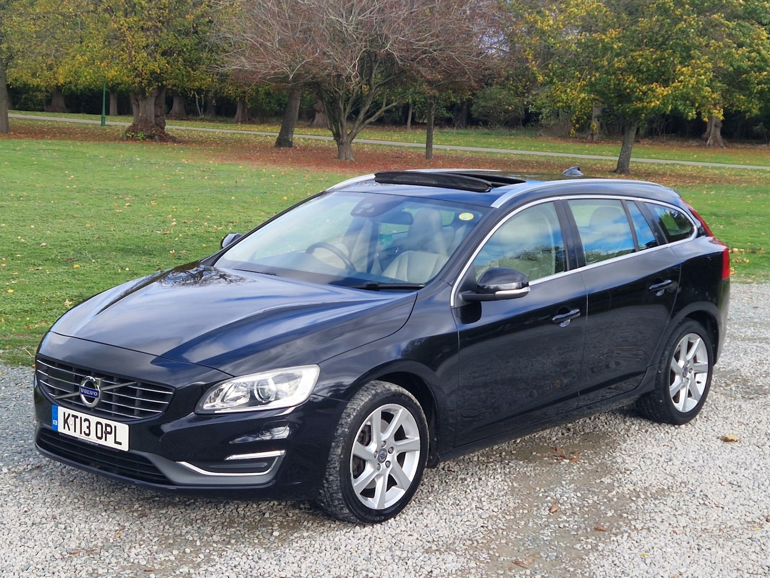 Used Volvo V60 2013 for sale - 76362979: Photo 2