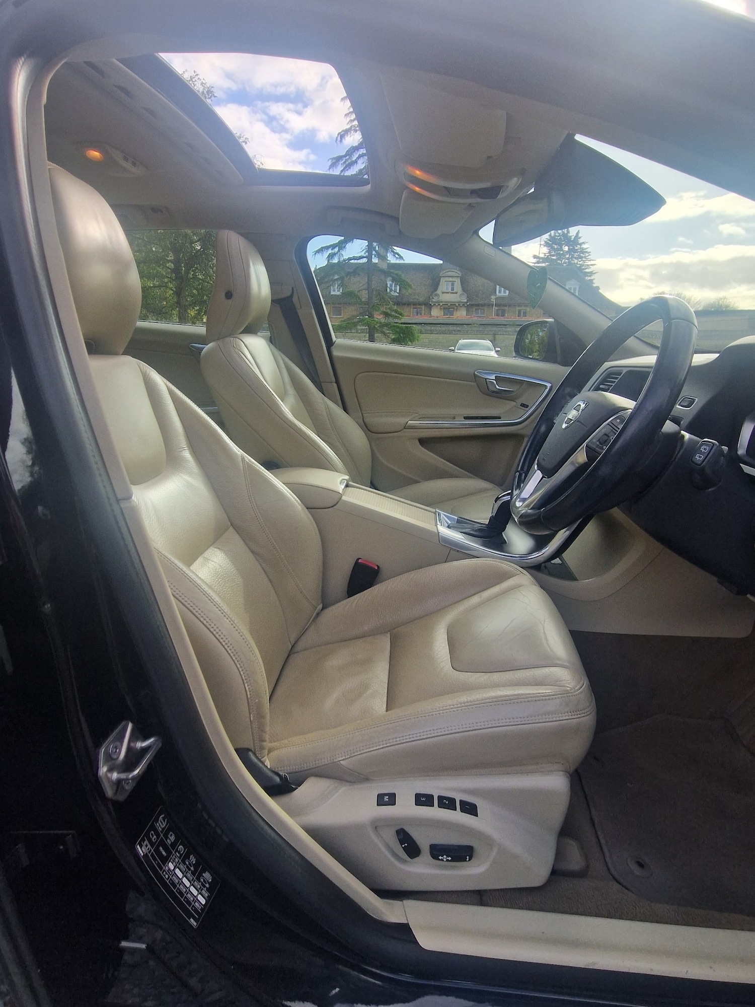 Used Volvo V60 2013 for sale - 76362979: Photo 21